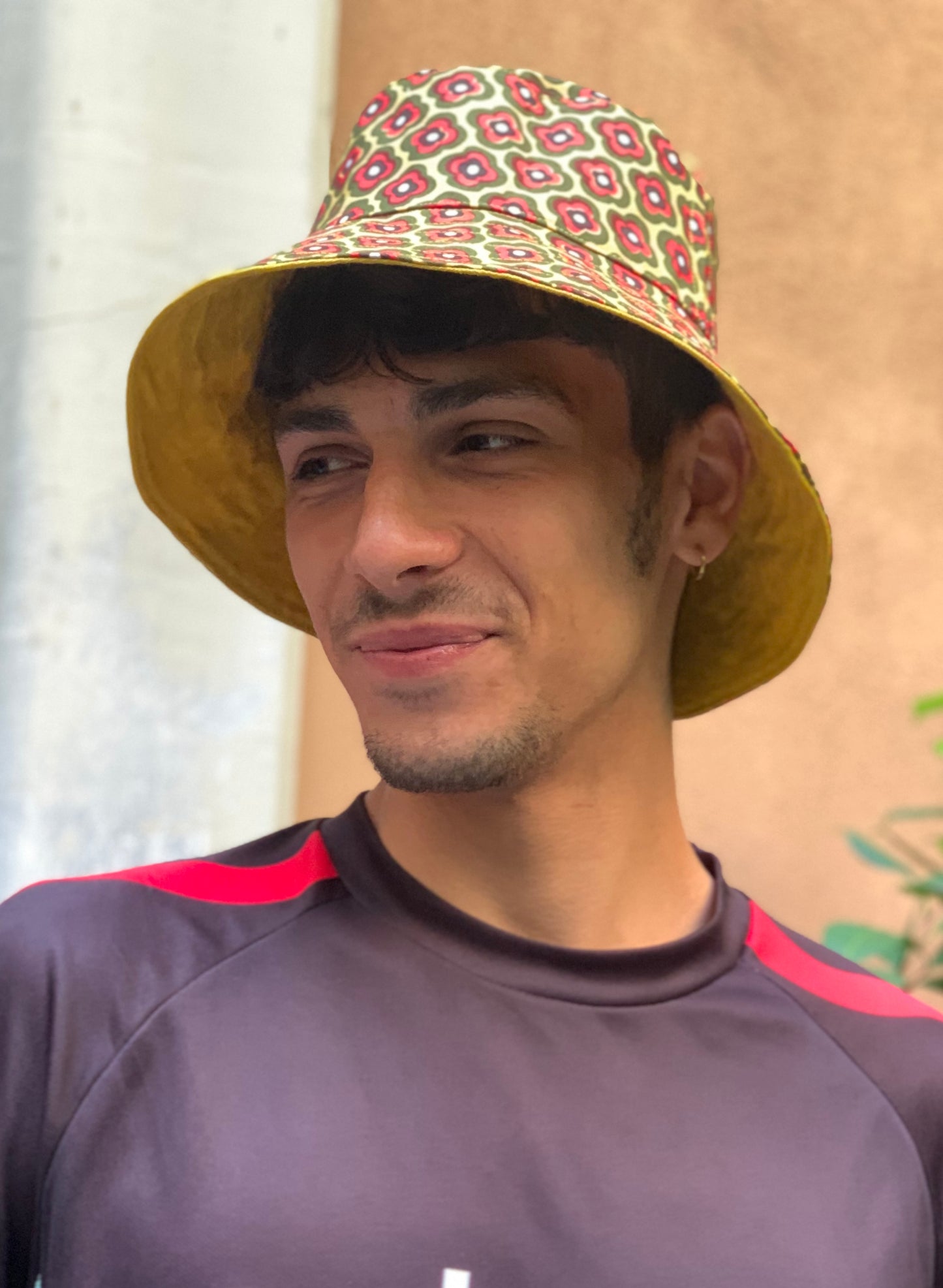 Cappello Fiori rossi su Senape