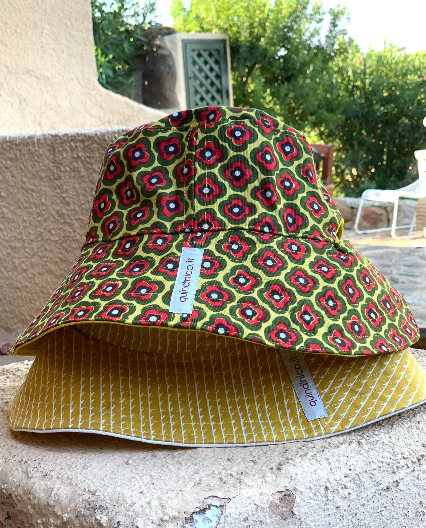 Cappello Fiori rossi su Senape