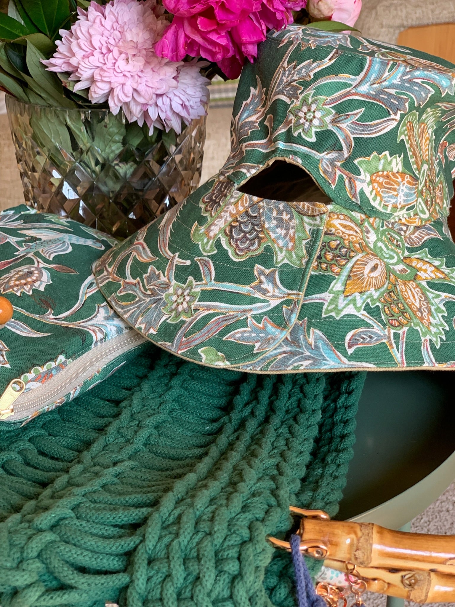 cappello quindinico fatto a mano in fantasia verde con bustina e borsa in macramé coordinate