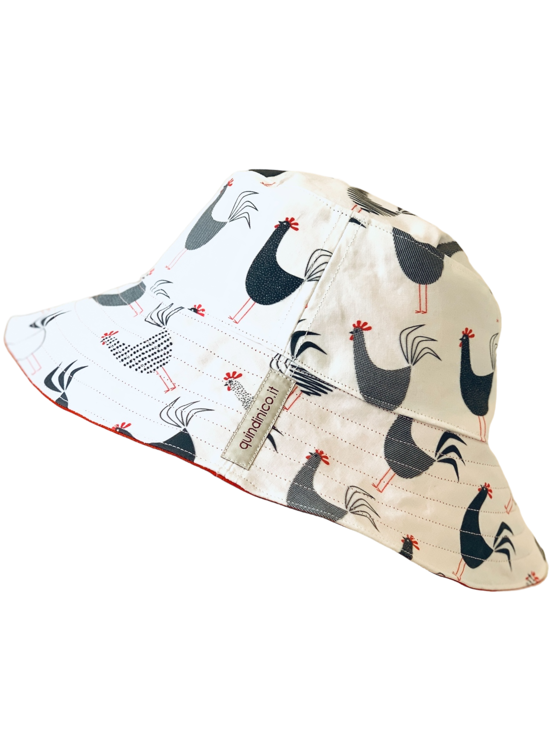 Cappello reversibile in cotone fantasia galletti con interno tinta unita rosso